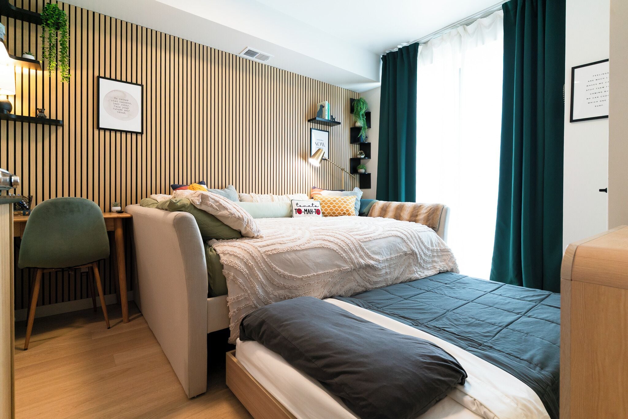 Une chambre à coucher de taille réduite, comprenant un lit, un bureau et une chaise.