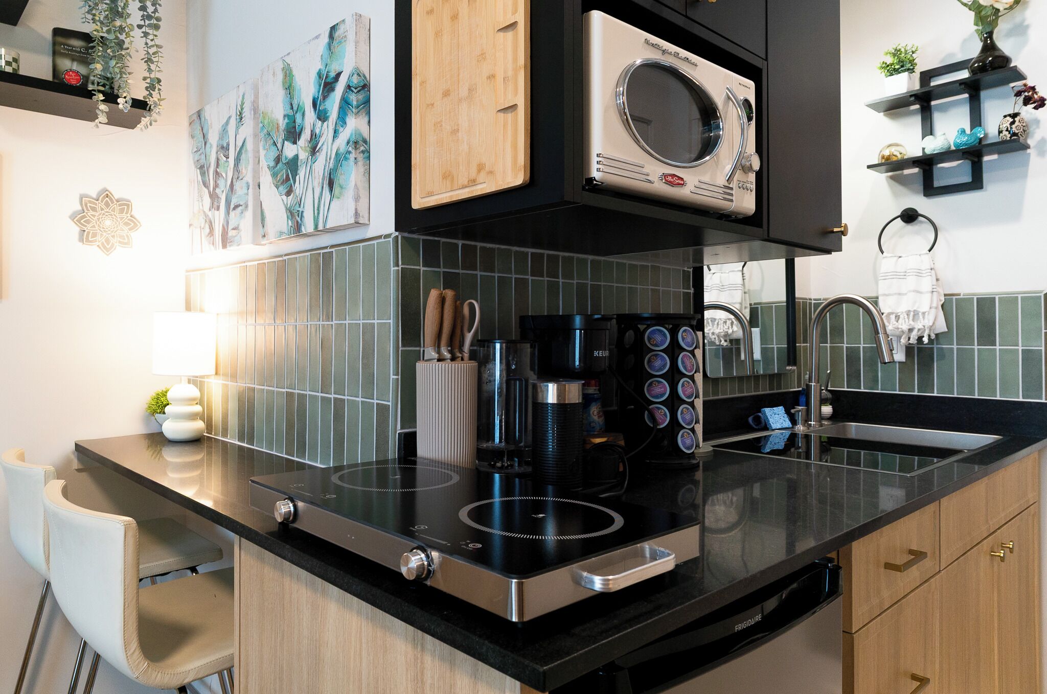Coffee/tea maker, fridge, microwave, stovetop