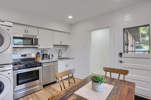 Private kitchen - Dormont, Potomac 3 Unique and Modern 2 Bedroom Private Apartment (Pittsburgh)