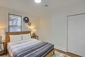 Room - Dormont, Potomac 3 Unique and Modern 2 Bedroom Private Apartment (Pittsburgh)