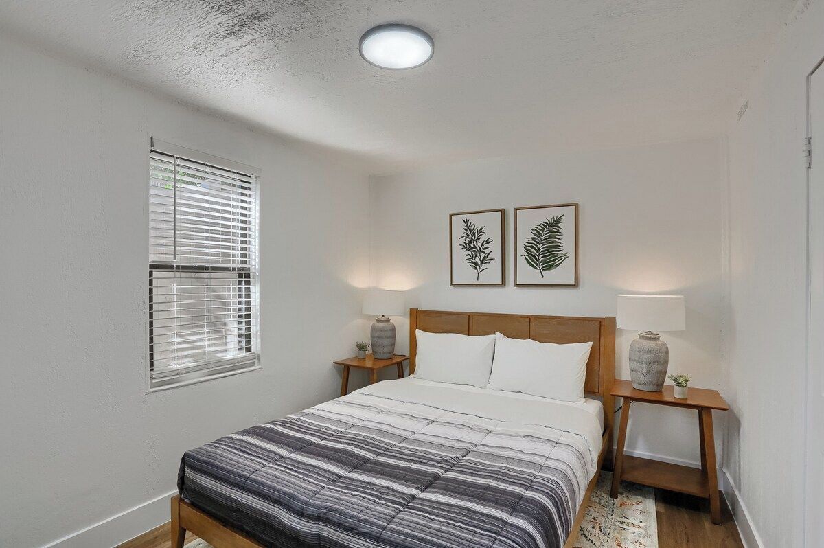 Iron/ironing board, free WiFi, bed sheets