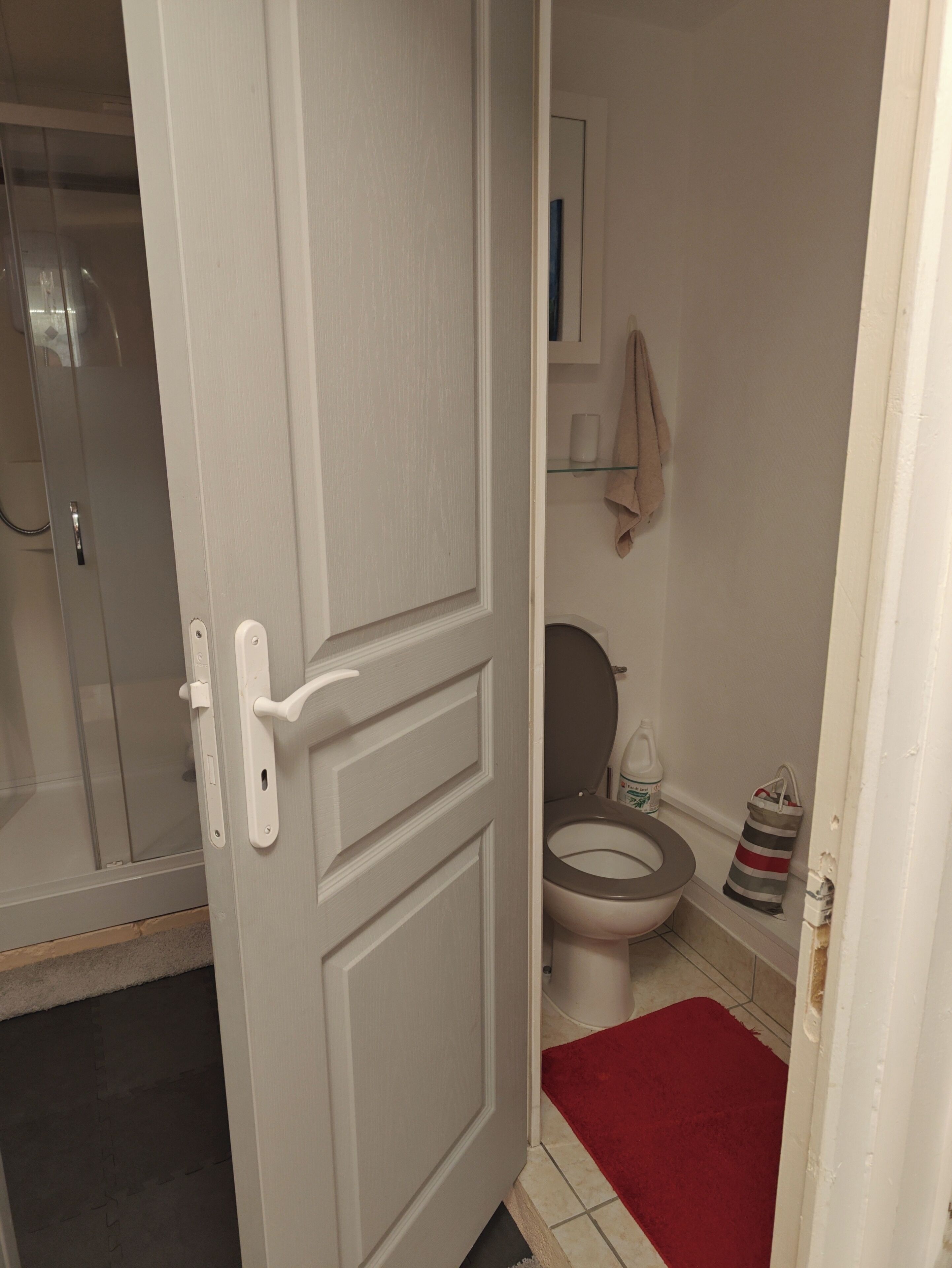 Serviettes fournies, savon, papier toilette