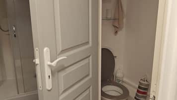 Serviettes fournies, savon, papier toilette