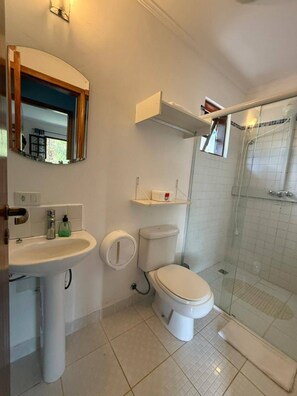 Bathroom - A haven for nature lovers. (Campos do Jordão)