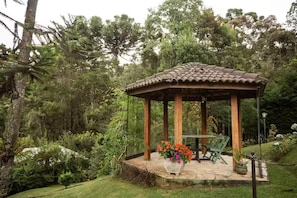 Outdoor dining - A haven for nature lovers. (Campos do Jordão)