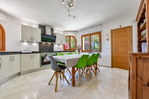 Wasserkocher mit Kaffee-/Teezubehör, Kühlschrank, Mikrowelle, Ofen