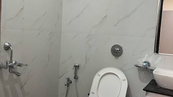 Deluxe Single Room, City View | Bathroom | Shower, towels, soap, shampoo