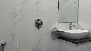 Deluxe Single Room, City View | Bathroom | Shower, free toiletries, towels, soap
