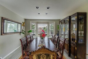 Dining - Fabulous 5-bedroom house in Colorado Springs, perfect for relaxing (Colorado Springs)