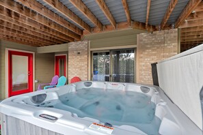 Outdoor spa tub - Fabulous 5-bedroom house in Colorado Springs, perfect for relaxing (Colorado Springs)