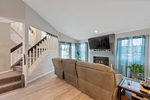 Smart TV - Fabulous 5-bedroom house in Colorado Springs, perfect for relaxing (Colorado Springs)