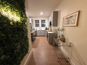 Coffee/tea maker, fridge, microwave, stovetop - Rooftop Retreat Near Lower Greenville & Downtown (Dallas)