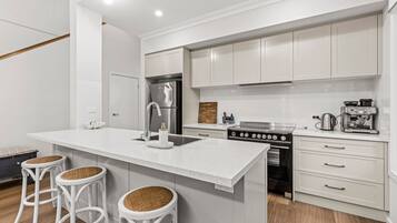 Refrigerador, microondas, horno, placa de cocina