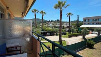 Basic Double or Twin Room, Garden View | Property grounds