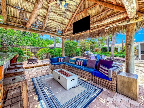 Heated Pool & Hot Tub! Tiki Hut+Billiards! Beach!