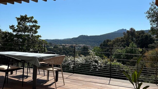 A wooden deck with a pergola, outdoor furniture, and a potted plant. - Villa with a Pool Nestled in the Esterel Mountains, 10 Minutes from the Beaches of Mandelieu and Cannes (Fréjus)