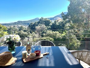 Outdoor dining - Vrbo Property (Fréjus)
