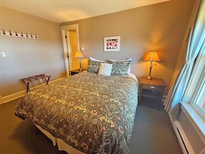 Room - Oceanfront Suite with Relaxing Tub & Private Bath - Rm 6 (Gabriola)