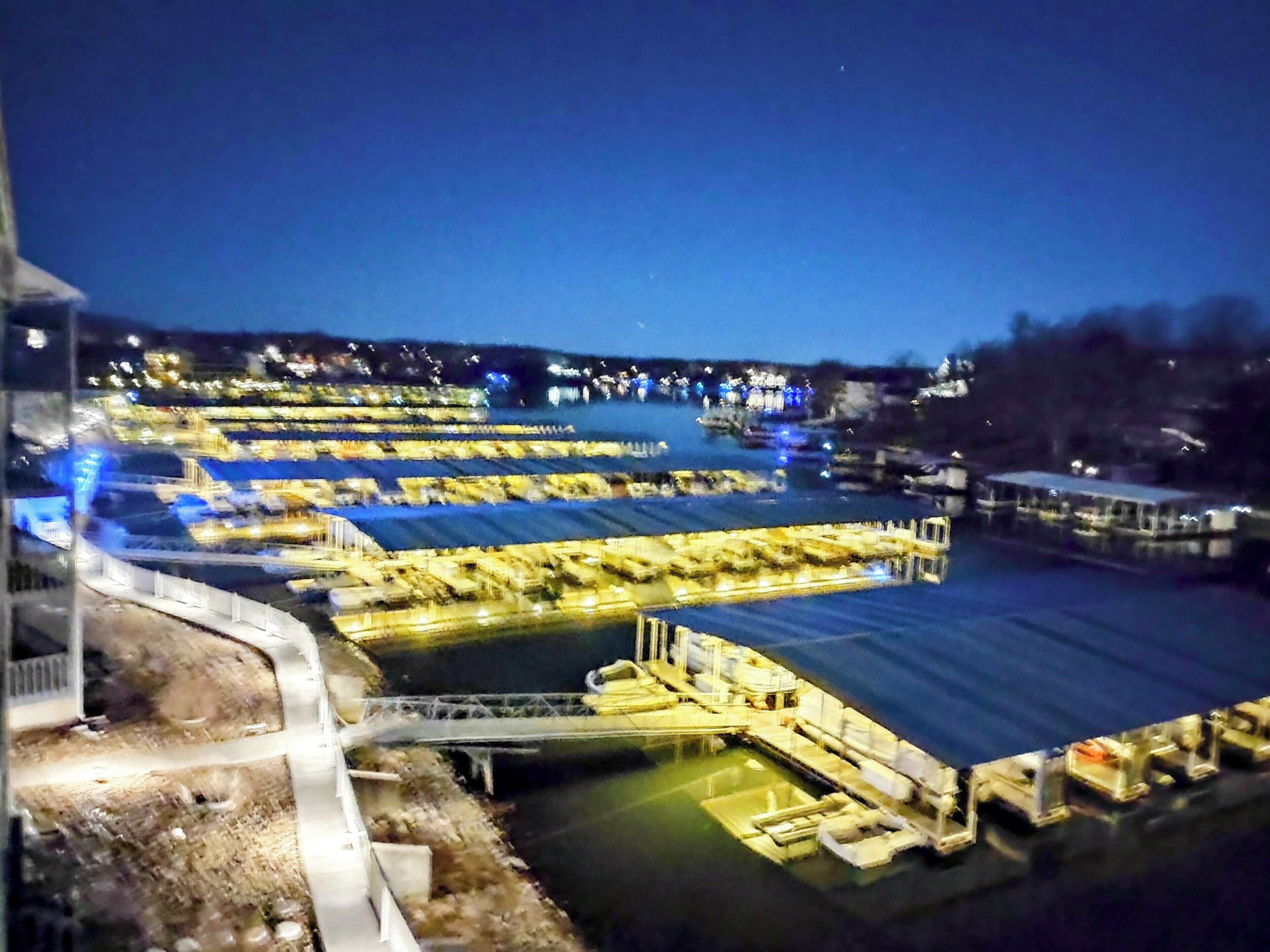 Una gran planta de tratamiento de agua iluminada de noche, con múltiples tanques y estructuras.