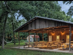 Outdoor dining - Cozy rustic cabin in the woods-hammock and firepit (Fredonia)