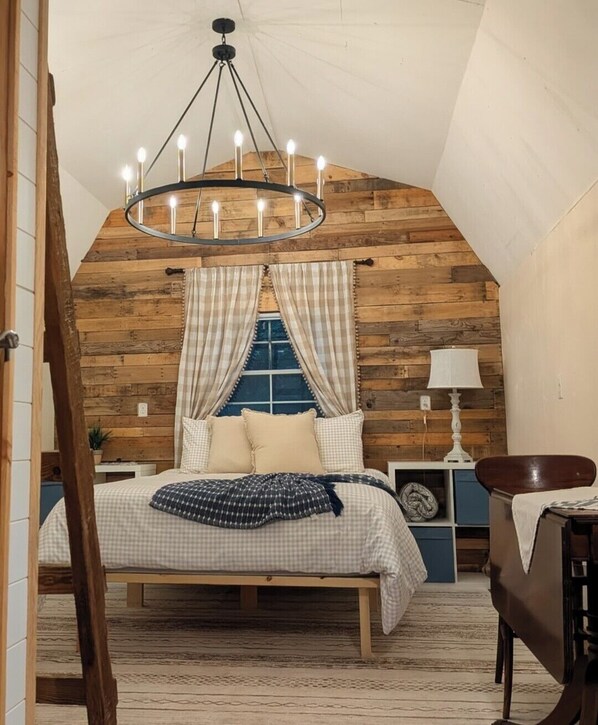 Room - Cozy rustic cabin in the woods-hammock and firepit (Fredonia)