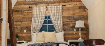Cozy rustic cabin in the woods-hammock and firepit