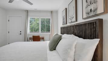 2 slaapkamers, een bureau, een strijkplank/strijkijzer, reisbedje