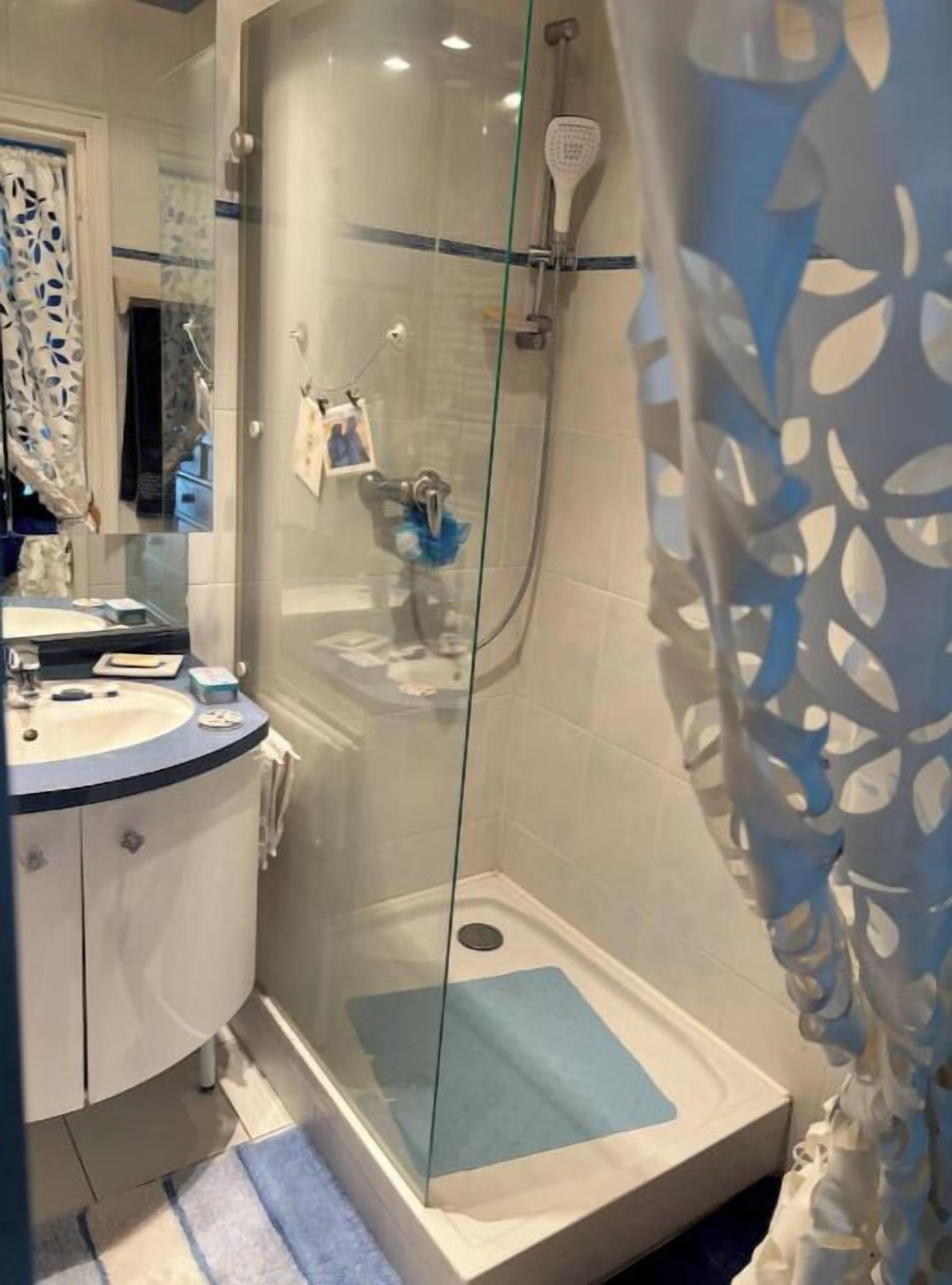 Een haardroger, handdoeken, zeep, shampoo