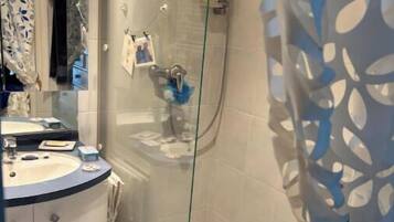 Een haardroger, handdoeken, zeep, shampoo