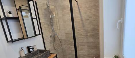 Ein modernes Badezimmer mit Dusche, Toilette und Waschbecken.