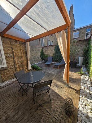 Outdoor dining - Vrbo Property (Dunkerque)