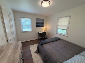 Desk, iron/ironing board, WiFi, bed sheets - 3 bedroom Updated Fully fenced yard (Rochester)