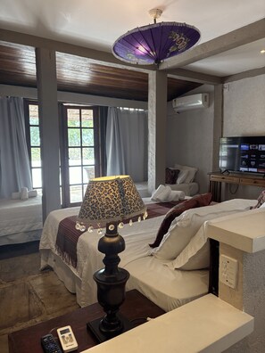 Casa, vários quartos, vista para o mar | Cofres nos quartos, cortinas blackout, Wi-Fi de cortesia, roupa de cama