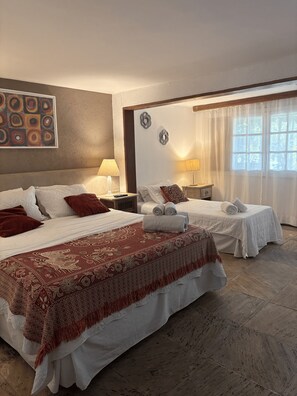 Casa, vários quartos, vista para o mar | Cofres nos quartos, cortinas blackout, Wi-Fi de cortesia, roupa de cama