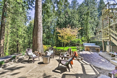 Owl`s Nest Hot Tub Retreat w Forest Views!
