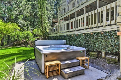 Owl`s Nest Hot Tub Retreat w Forest Views!
