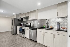 Private kitchen - 3 Bed | Min to UofC & Hospital (Calgary)