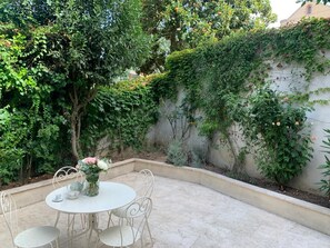 Outdoor dining - Vrbo Property (Albi)