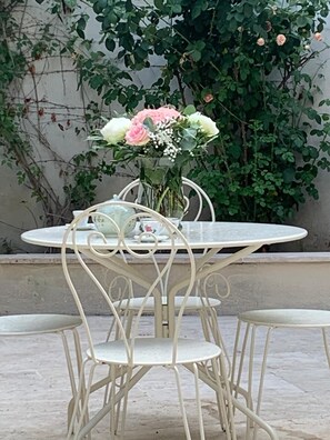 Outdoor dining - Vrbo Property (Albi)