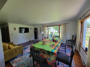 Dining - Caseville Cherry on Top- 2 mins from the beach!! (Caseville)