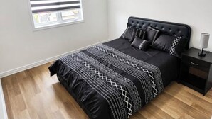 3 slaapkamers, een strijkplank/strijkijzer, internet