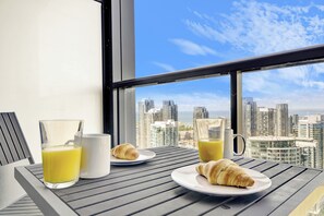 Outdoor dining - Stylish 2BR/2BA | Spa like Gym + Sauna/Steam | Parking | Downtown Toronto (Toronto)