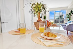Dining - Stylish 2BR/2BA | Spa like Gym + Sauna/Steam | Parking | Downtown Toronto (Toronto)