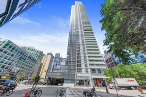 Exterior - Stylish 2BR/2BA | Spa like Gym + Sauna/Steam | Parking | Downtown Toronto (Toronto)