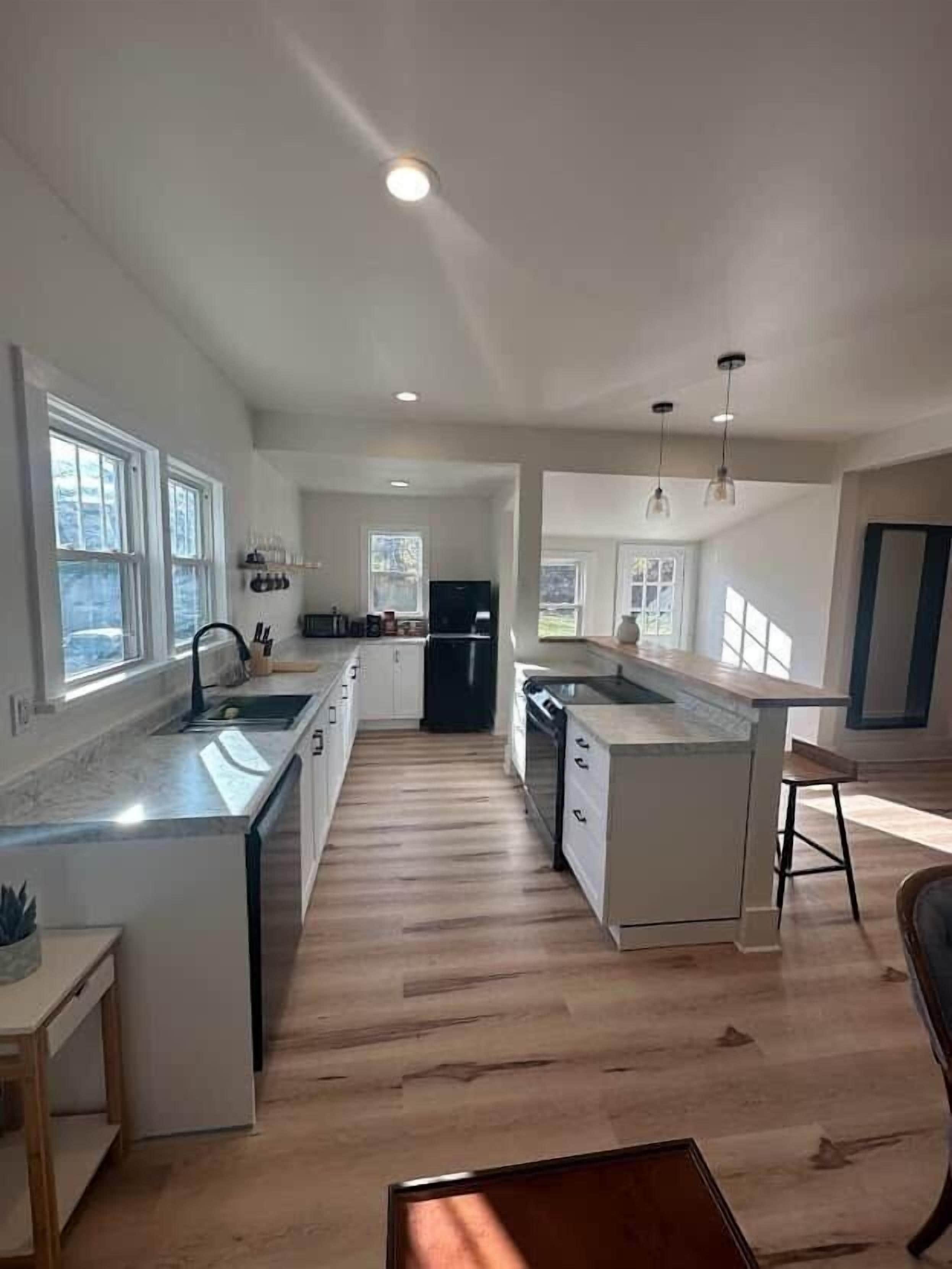 Fridge, oven, stovetop, dishwasher