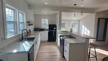 Fridge, oven, stovetop, dishwasher