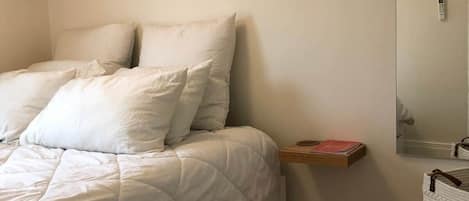 Tabla de planchar con plancha, wifi y ropa de cama