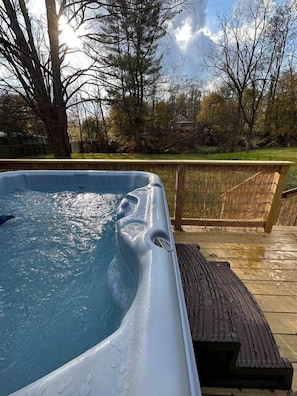 Outdoor spa tub - Cabin Oasis near Town (Catskill)