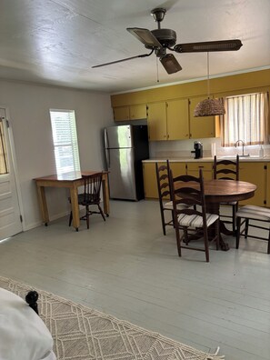 Dining - Cabin in the woods -great local- getaway or weekly area work (Washington)