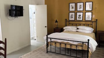1 bedroom, bed sheets